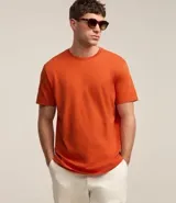 Remera de hombre color verde grisáceo, de manga corta y cuello redondo, confeccionada en algodón peruano.