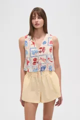 Musculosa estampada con motivos marinos en tonos azul y rojo, con escote en V y lazo ajustable.