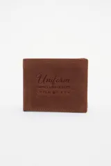 Billetera marrón de cuero con logo de la marca grabado en bajo relieve.