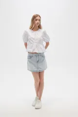 Minifalda de jean celeste con bolsillos delanteros y traseros.