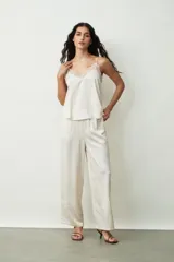 Pantalón negro de corte recto.