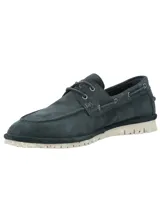 Mocasín beige de cuero con cordones y suela blanca.