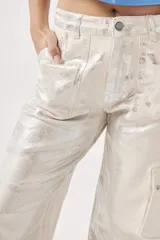 Pantalón de jean plateado con efecto metalizado, corte wide leg y bolsillos cargo.