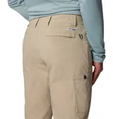 Pantalón de pesca Columbia Blood and Guts II para hombre, color beige. Confeccionado en tejido elástico con tecnología Omni-Shield™ de repelencia al agua y Omni-Shade™ de protección solar UPF 50. Cuenta con trabillas para cinturón, bolsillos laterales, bolsillo de seguridad con cremallera, bolsillo reforzado para alicates y trabilla multiusos.