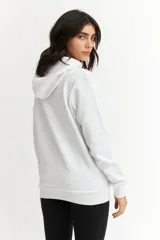Hoodie gris con capucha y cordones ajustables. Estampado frontal con la palabra 'OTHERSIDE' y las siglas 'OTH' en azul marino.