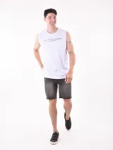 Musculosa blanca de algodón con estampado frontal con texto en color negro.