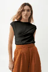 Remera blanca de algodón con frunce drapeado en el frente y mangas cortas.