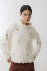 Sweater crudo de tejido de punto con cuello alto con volados y bordados de símbolos de naipes.