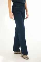 Pantalón de jean negro de corte recto con costuras en color ocre.