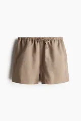Short color beige de lino y viscosa, con cintura elástica ajustable con cordón y bolsillos laterales.