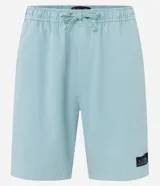 Bermuda celeste de sarga con cintura elástica ajustable con cordón, bolsillos laterales y traseros, y etiqueta con logo en la parte inferior.