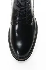 Bota de cuero negro con cordones, suela de goma y detalles de costuras en la puntera y el talón.