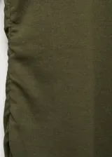 Vestido midi verde oliva de tejido elástico, corte entallado y manga larga.