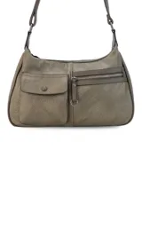 Cartera bandolera negra de cuero sintético con correa extensible. Tiene dos compartimentos principales con cierre, un bolsillo trasero con cierre y dos bolsillos frontales, uno con botón y otro con cierre.