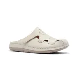 Zueco casual color blanco hueso, con capellada de cuero sintético con perforaciones decorativas, tira ajustable con velcro y plantilla anatómica.