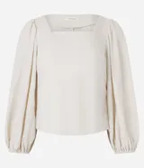 Blusa color beige confeccionada en viscosa, con escote cuadrado, mangas largas abullonadas y puños ajustados.