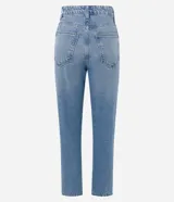 Pantalón mom jeans celeste con bordados de frutillas rojas.