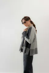 Saco abierto de lana color beige con diseño geométrico en tonos marrones, negros y naranja.