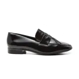 Zapato mocasín de charol negro, con detalle de antifaz y suela plana.