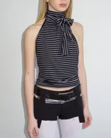 Shorts negros de tiro bajo con detalle de tiras colgantes y presillas anchas para cinturón.