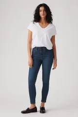 Pantalón de jean azul oscuro, corte skinny y tiro alto.