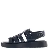 Sandalias planas color beige con tiras entrecruzadas y plataforma.