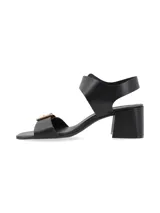Sandalias negras de cuero con taco bloque, hebillas metálicas doradas y suela antideslizante de caucho.