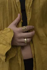 Anillo dorado con diseño geométrico calado.