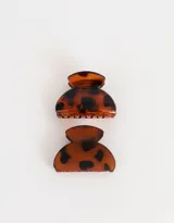 Set de dos broches para el pelo con diseño carey, uno brillante y otro mate.
