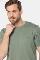 Remera celeste de manga corta con cuello redondo y bordado pequeño en el pecho. Corte clásico.