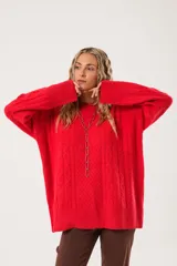 Buzo oversize rojo de tejido sintético con cuello redondo y manga larga.