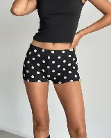 Short negro con lunares blancos, de corte ajustado y tiro medio.