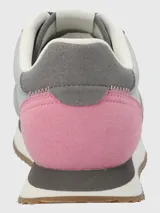 Zapatilla casual de mujer, modelo Bliss Sun, con capellada combinada en tonos de gris claro y gris oscuro, detalles en rosa vibrante en el talón y suela plataforma blanca y marrón. Posee cordones grises y tecnología de suela memory foam.