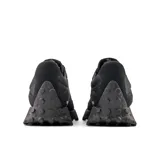 Championes New Balance 327, color negro, con detalles en gamuza y malla, logo "N" característico en los laterales y suela con relieve inspirada en el trail.