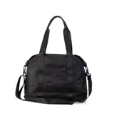Bolso deportivo negro de nylon, con compartimento principal con cierre y bolsillo adicional al frente con cierre. Cuenta con asas y correa extensible.