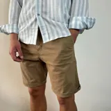 Bermuda color beige de gabardina con bolsillos laterales y traseros.