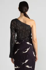 Top negro de tejido calado con un hombro descubierto y manga larga.