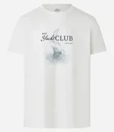 Remera color crudo de corte clásico, con cuello redondo y mangas cortas. Estampado frontal con la frase "Yacht Club" y un dibujo de un velero.