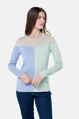 Buzo tejido de punto con diseño de bloques de color: azul marino en la parte superior, beige en la mitad izquierda y lila en la mitad derecha.