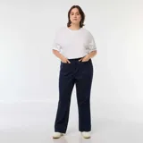 Pantalón de jean de mezclilla oscura, corte wide leg con tiro alto y grandes bolsillos cuadrados visibles en la parte delantera. Presenta dobladillos anchos en los tobillos.