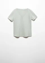 Camiseta negra de algodón con cuello en V y mangas cortas.