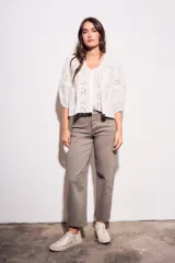 Jean de mujer color marrón topo, tiro medio, con corte barrel y puño doblado. Presenta costuras decorativas en la zona de las rodillas.