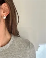Aros tipo caravana con perlas naturales mallorca, plata chapada en oro 14k y circonias. Cierre broche mariposa.