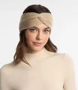 Vincha de punto color beige con detalle de nudo en el frente.