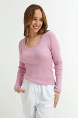 Sweater de punto color blanco, de corte ajustado y mangas largas.