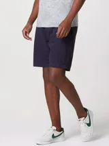 Bermuda de gabardina azul marino, corte chino, con bolsillos laterales y traseros.