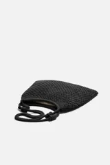 Bolso tipo shopper negro, confeccionado en tejido trenzado de algodón con diseño de red. Cuenta con dos asas de hombro ajustables que funcionan como cierre del compartimento principal.
