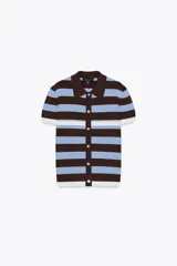 Top de punto marrón con rayas horizontales azules y blancas, cuello polo, manga corta con terminación blanca y cierre frontal con botones.