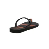 Chanclas negras con rayas horizontales marrones y naranjas.