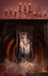 Remera negra de manga corta con cuello redondo y calce oversize. Estampa en sublimación con diseño de la carta del tarot 'El Carro'.